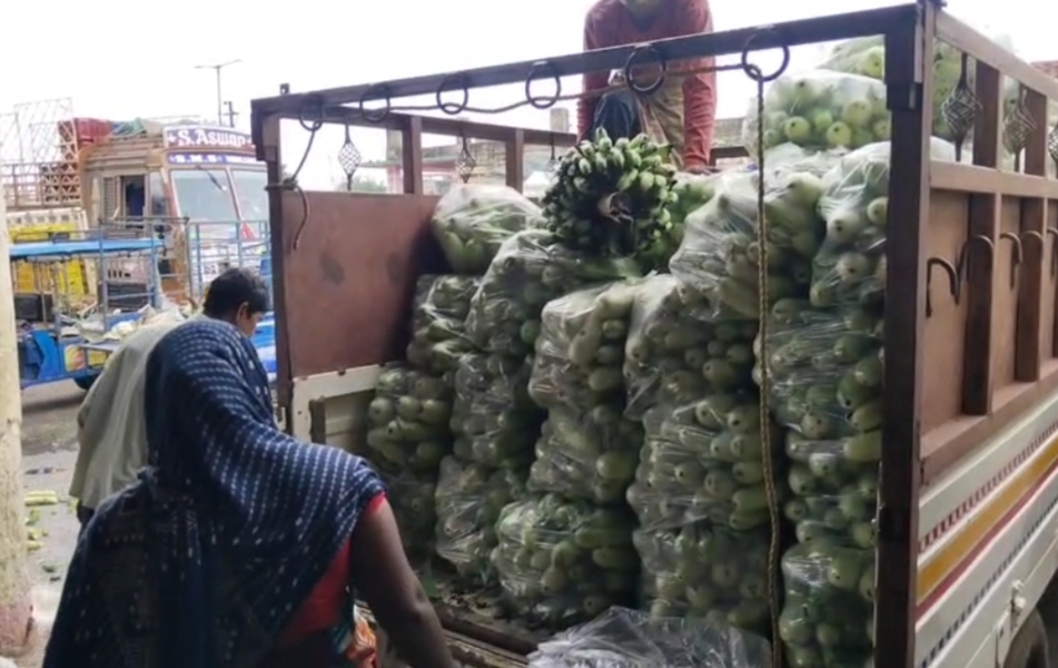 बारिश में कम हुई लोकल सब्जियों की आवक।