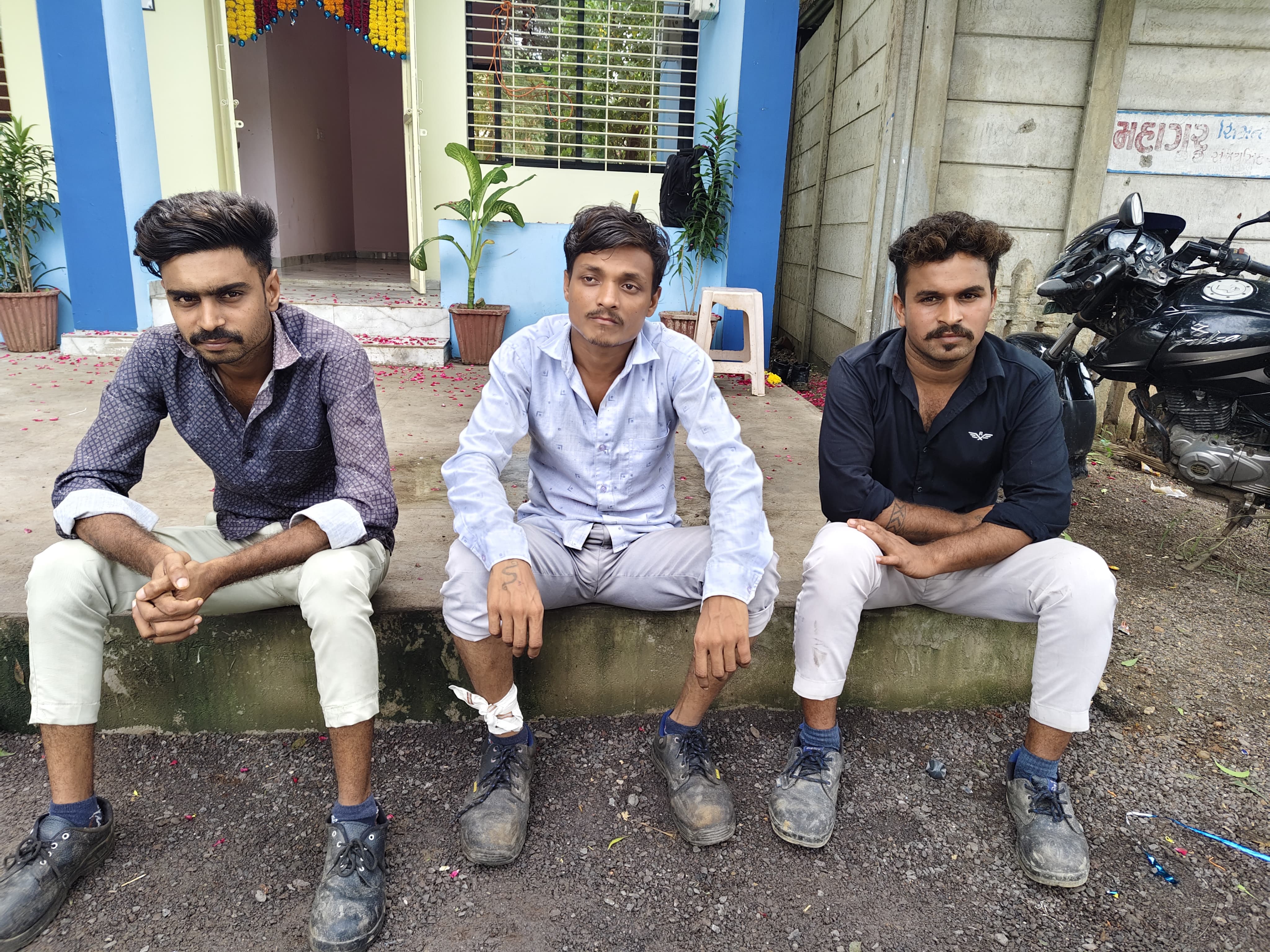 संजयभाई सोमाभाई चावड़ा और उनके दोस्त।