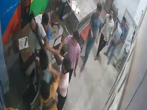 मारपीट की घटना सीसीटीवी कैमरे में कैद हो गई। - Dainik Bhaskar