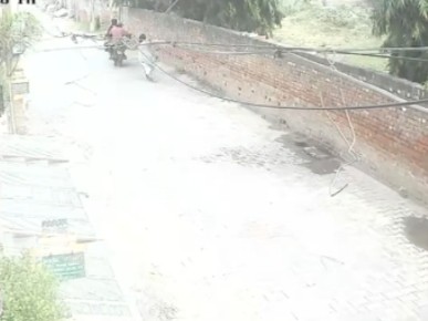 महिला टीचर से पर्स छीनकर भागने की कोशिश करते बदमाश।