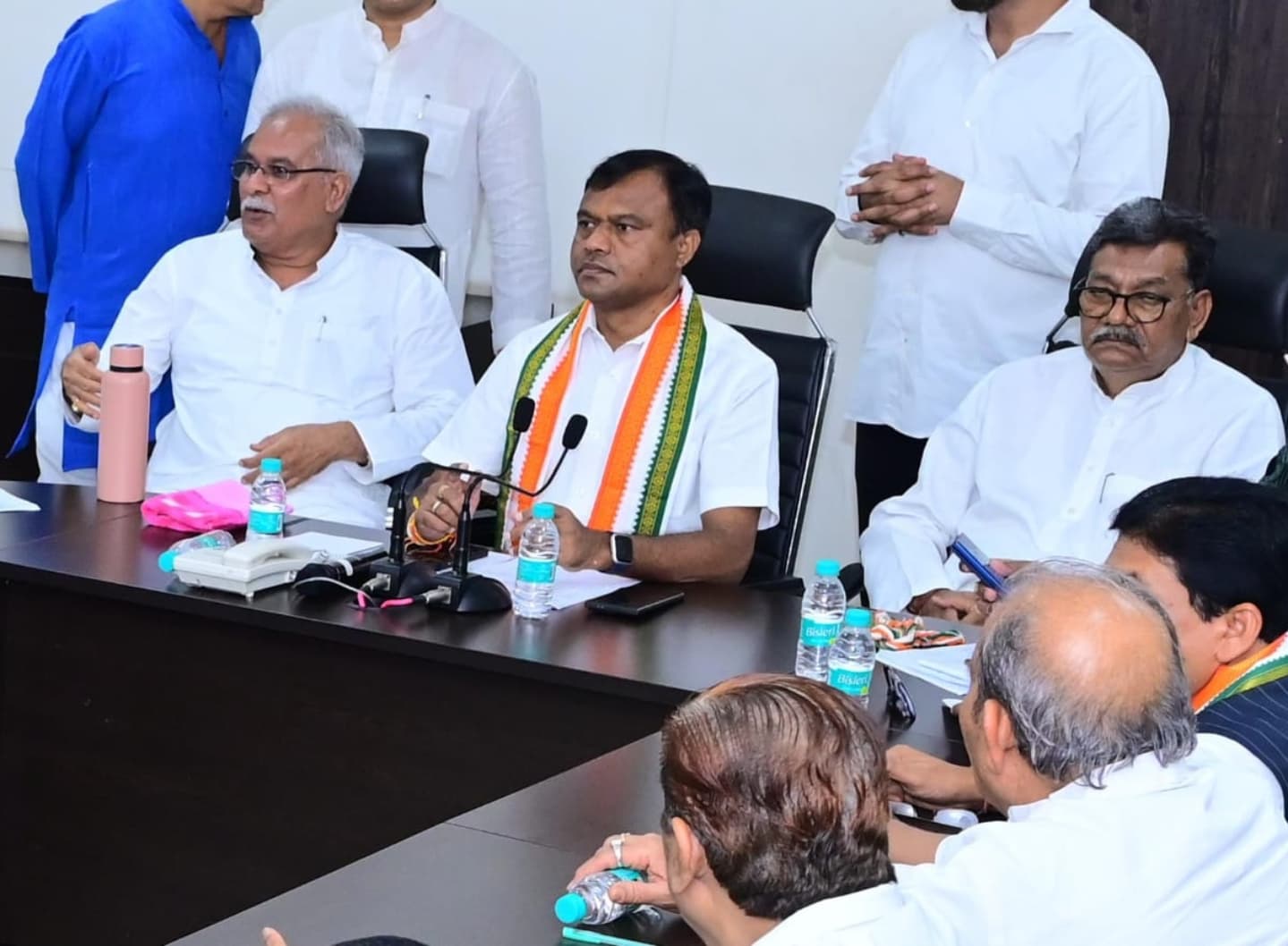 कांग्रेस ने पूरे कार्यक्रम सवाल उठाए इसे सिर्फ पिकनिक बताया।