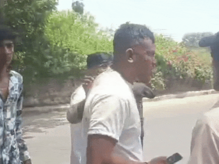 यह फुटेज 12 जून को सामने आया था। प्लेन हादसे के बाद विश्वास रमेश कुमार घटनास्थल से खुद ही पैदल चलकर बाहर आए थे।