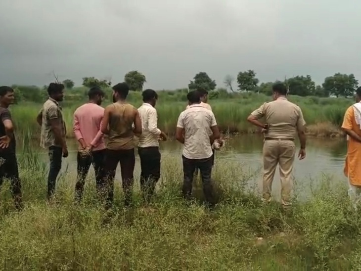 डूबे युवक का रेस्क्यू करने में जुटे लोग।