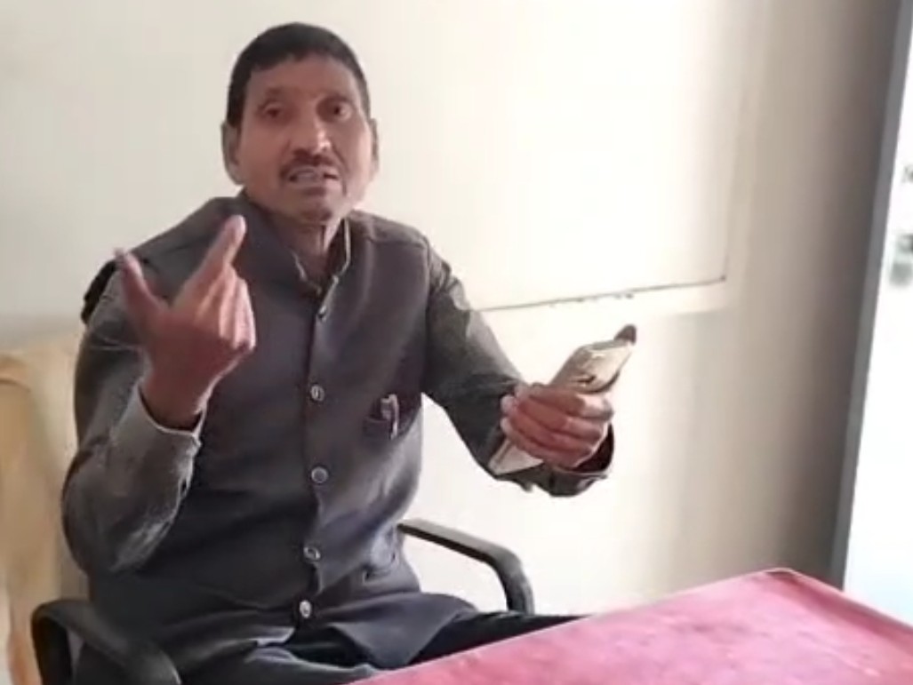 धमतरी में शराब के नशे में स्कूल पहुंचा शिक्षक खुद को सस्पेंड करने की मांग करने लगा।