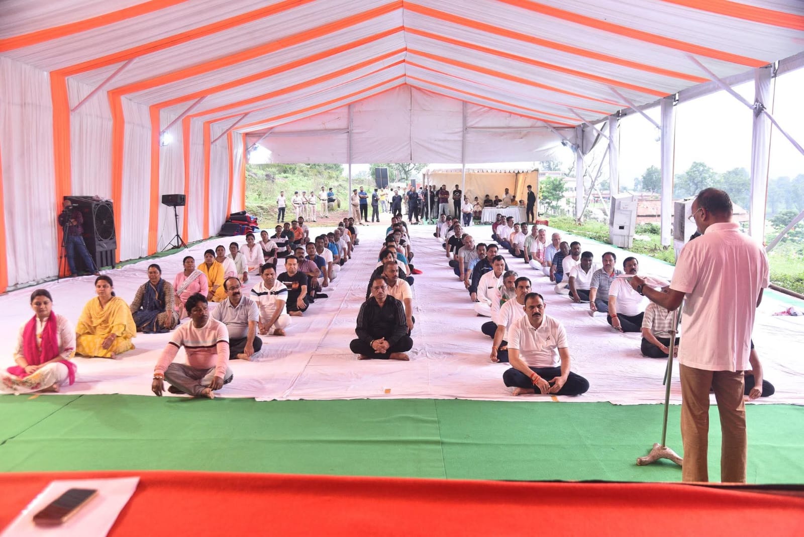 तीन दिनों तक नेता योग ध्यान भी करते रहे।