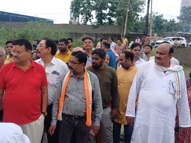 पूर्व मंत्री जयसिंह अग्रवाल बालकों में जलभराव का स्थिति देखने पहुंचे।