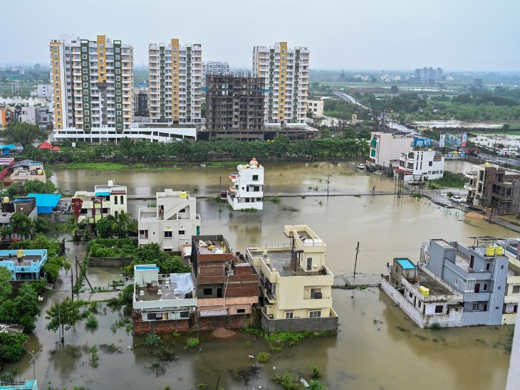महाराष्ट्र के नागपुर में बारिश के बाद कई इलाकों में बाढ़ जैसे हालात हैं।