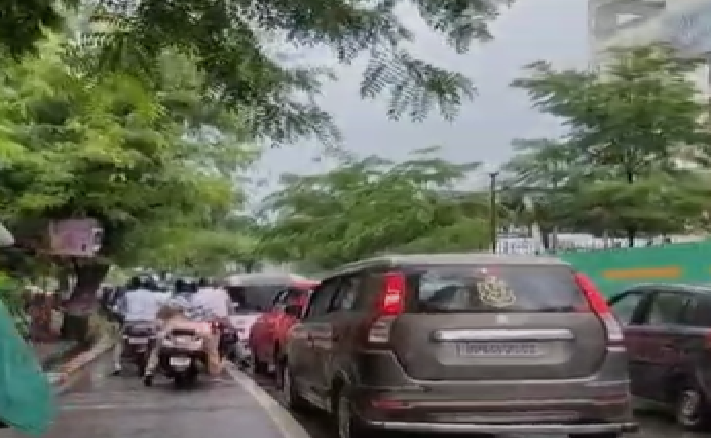 एमजी रोड पर लगा जाम