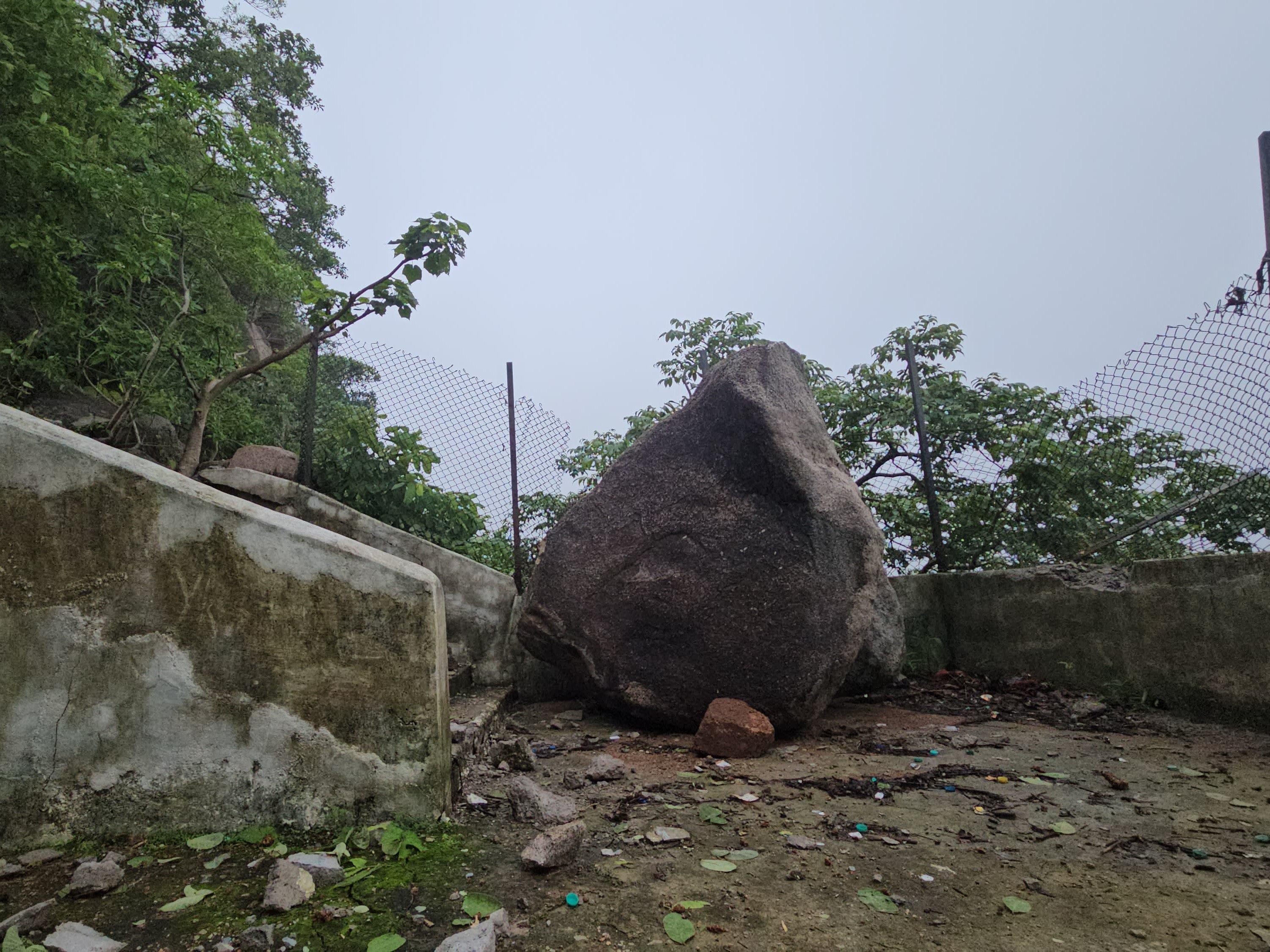 डोंगरगढ़ स्थित मां बमलेश्वरी पहाड़ी से एक विशाल चट्टान खिसककर नीचे गिर गया।