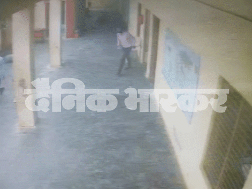 हत्या करने के बाद क्लासरूम से बाहर भागते हुए आरोपी बच्चे।