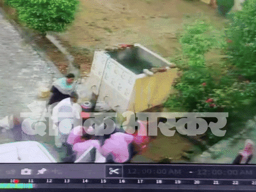 वारदात के बाद घायल प्रिसिंपल जगबीर को कार से अस्पताल ले जाते अन्य टीचर।