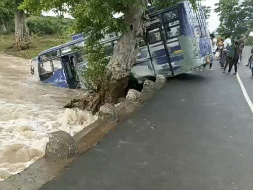 दमोह में ड्राइवर ने तेज बहाव वाले नाले से बस निकालने की कोशिश की। बस अनियंत्रित होकर पुलिया से नीचे लटक गई।