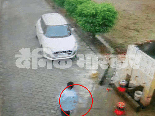 आरोपी छात्र ने भागते हुए चाकू वहीं स्कूल परिसर में फेंक दिया।