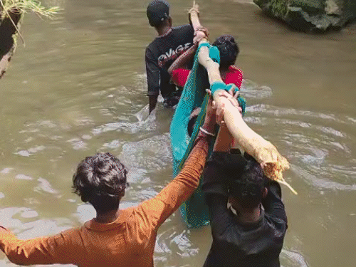 महिला खाई में गिरकर ऐसे ही बैठी थी, जिसे कंधे में ढोकर निकाला बाहर