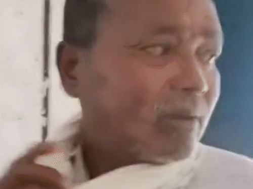 बलरामपुर जिले के दूरस्थ क्षेत्र बंदरचुआं का हेडमास्टर शराब पीकर स्कूल पहुंचा।