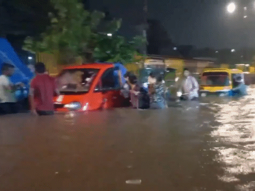 हरियाणा के गुरुग्राम में बुधवार शाम तेज बारिश हुई। कई सड़कों पर पानी भर गया है।