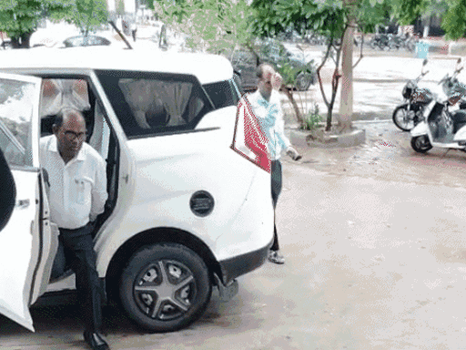 गुरुवार की दोपहर 2.43 बजे डॉ. उदयनाथ सीएमओ ऑफिस पहुंचे। उनके साथ एडमिनिस्ट्रेशन और पुलिस के अधिकारी थे।