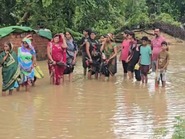 मंडला के कई गांवों में बाढ़ के हालात हैं। इस कारण लोग खासे परेशान हैं।