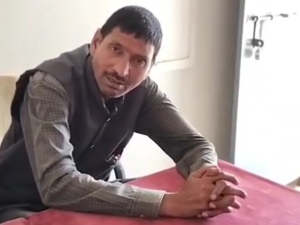 कुर्सी पर बैठकर नशे में बड़-बड़ा रहा था टीचर।