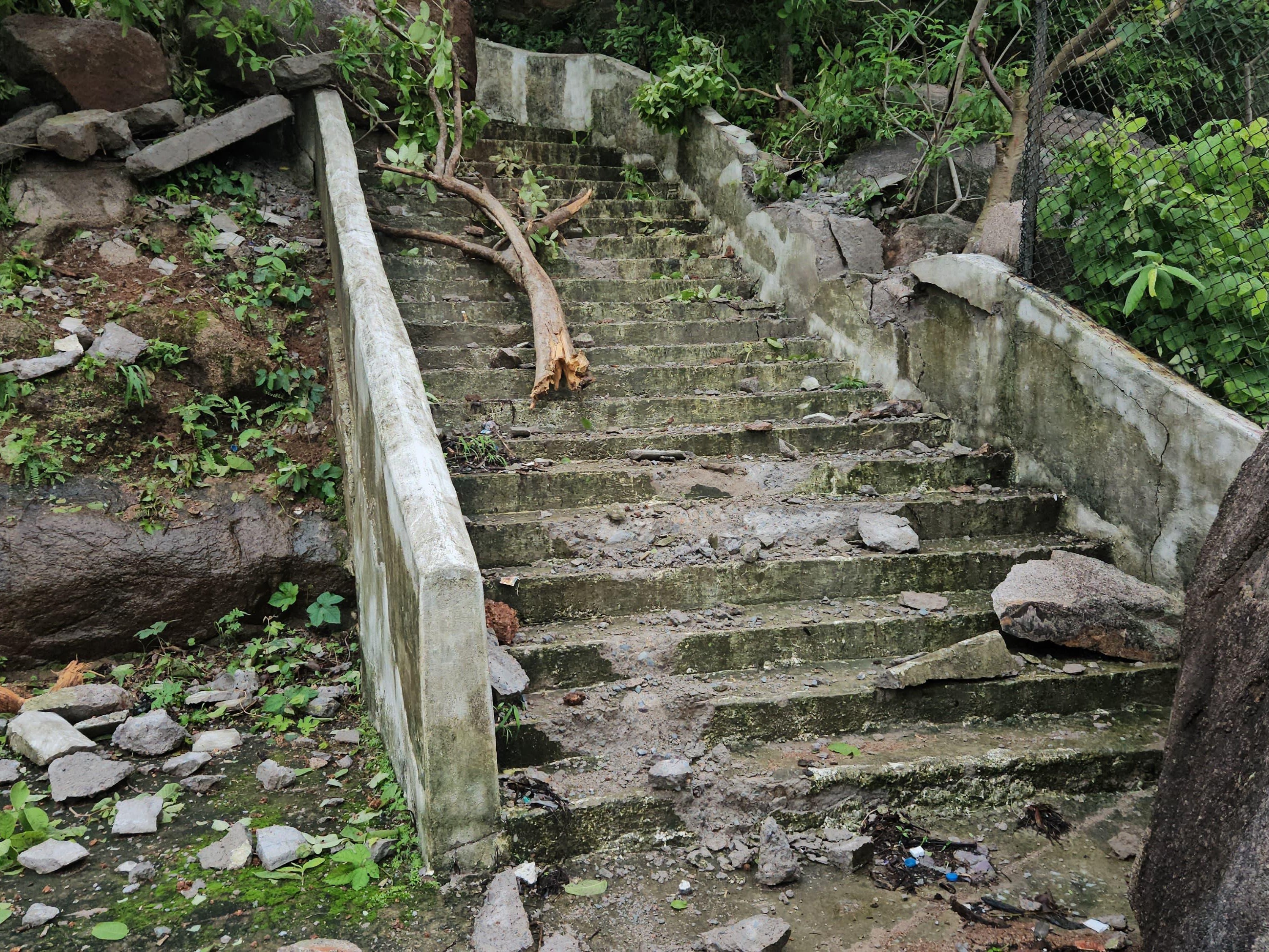 चट्टान गिरने से रणचंडी मंदिर जाने की सीढ़ियां टूटी है।