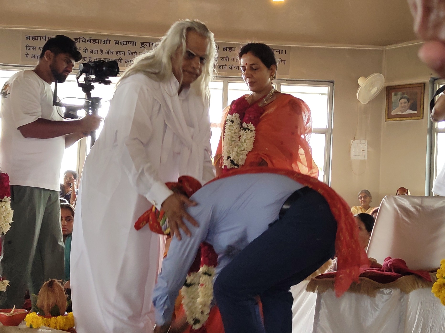 योगीराज स्वामी का आशीर्वाद लेते श्रद्धालु।