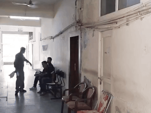 तहसीलदार कार्यालय, जो बंद है, नहीं लगा कोई सीसीटीवी।