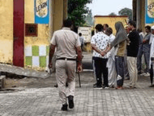 हत्या के बाद स्कूल में जांच करने पहुंची पुलिस और मौके पर मौजूद ग्रामीण।