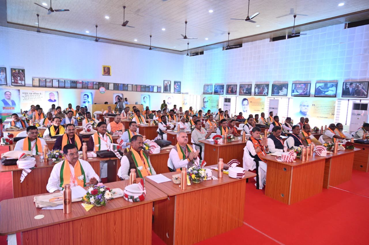 इस तरह किसी क्लास के स्टूडेंट की तरह सभी नेताओं ने तीन दिन तक ट्रेनिंग ली।