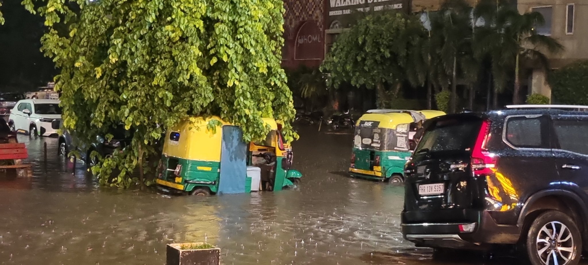 सेक्टर 29 मार्केट में भरे पानी में फंसे वाहन।