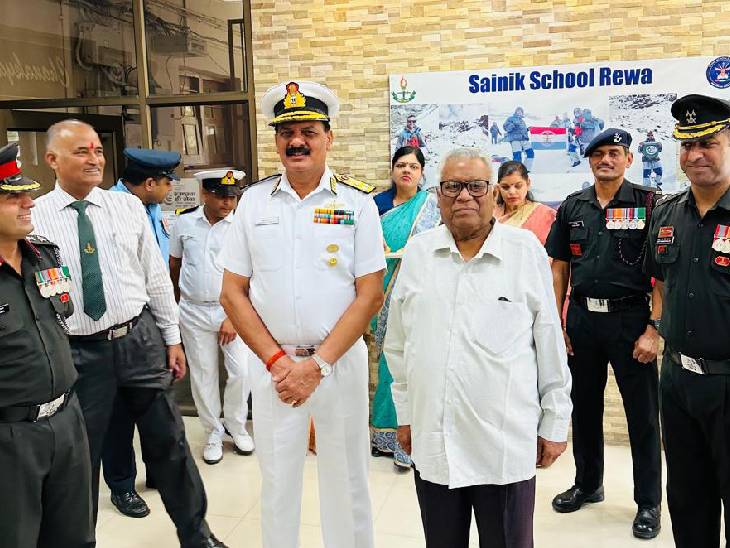 Navy Chief Admiral Dinesh Tripathi meets his guru Radhakant Shukla whenever he comes to Rewa.