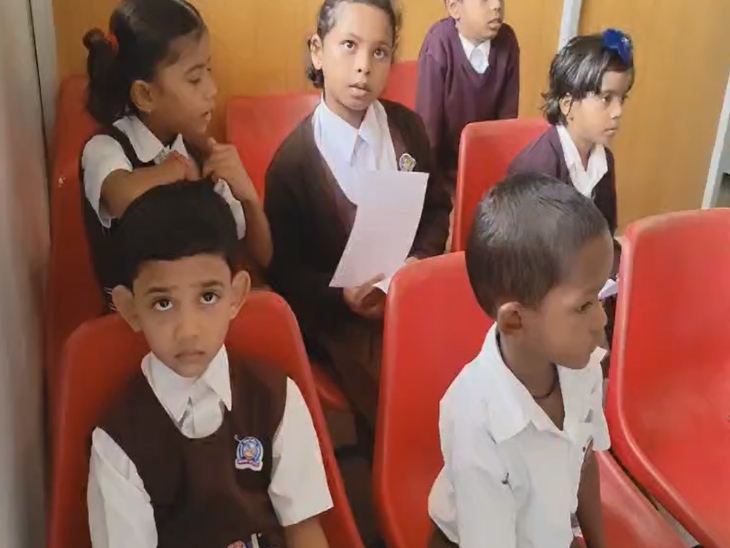 घायल बच्चों को प्राथमिक स्वास्थ्य केंद्र ले जाया गया, सभी की हालत सामान्य है।