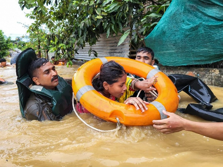 The picture is from Dimapur in Nagaland, where the army rescued in the flood -affected area of Singerjan Colony. - Dainik Bhaskar