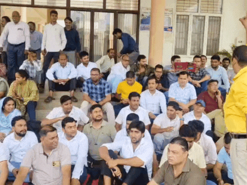 लेखपाल संघ ने डीएम कार्यालय का घेराव किया। डीएम के खिलाफ नारेबाजी करते हुए कार्रवाई की मांग करने लगे।