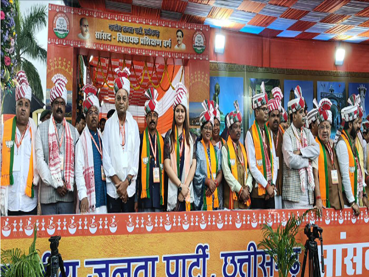 सभी सांसदों विधायकों तीन दिन इस अंदाज में रहे।