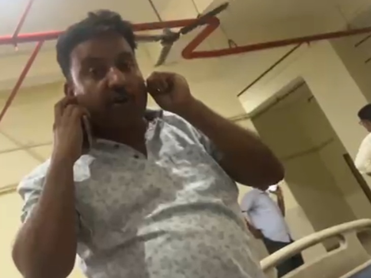 सदर अस्पताल में पीड़ित विशाल से माफी मांगते थानाध्यक्ष।