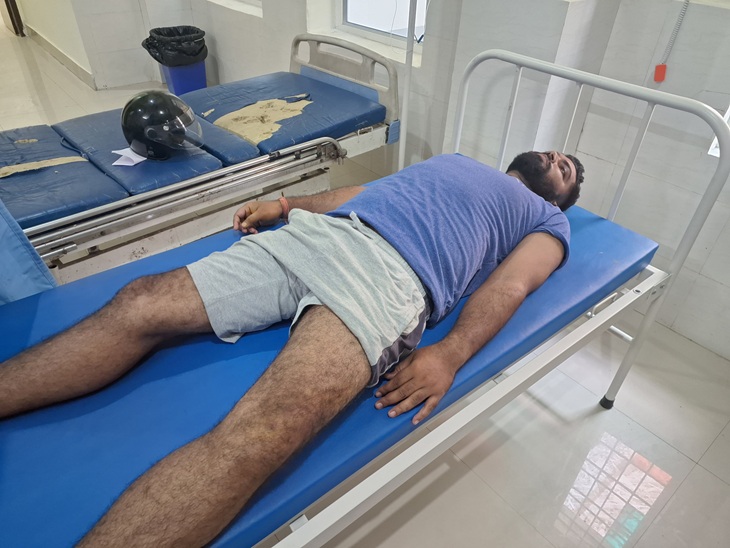 विशाल का सदर अस्पताल में इलाज चल रहा है।
