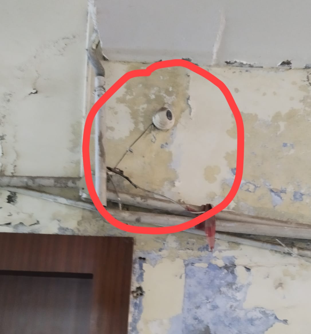 तहसीलदार कार्यालय के बाहर लगा सीसीटीवी कैमरा, जिसकी दिशा दूसरी ओर है।