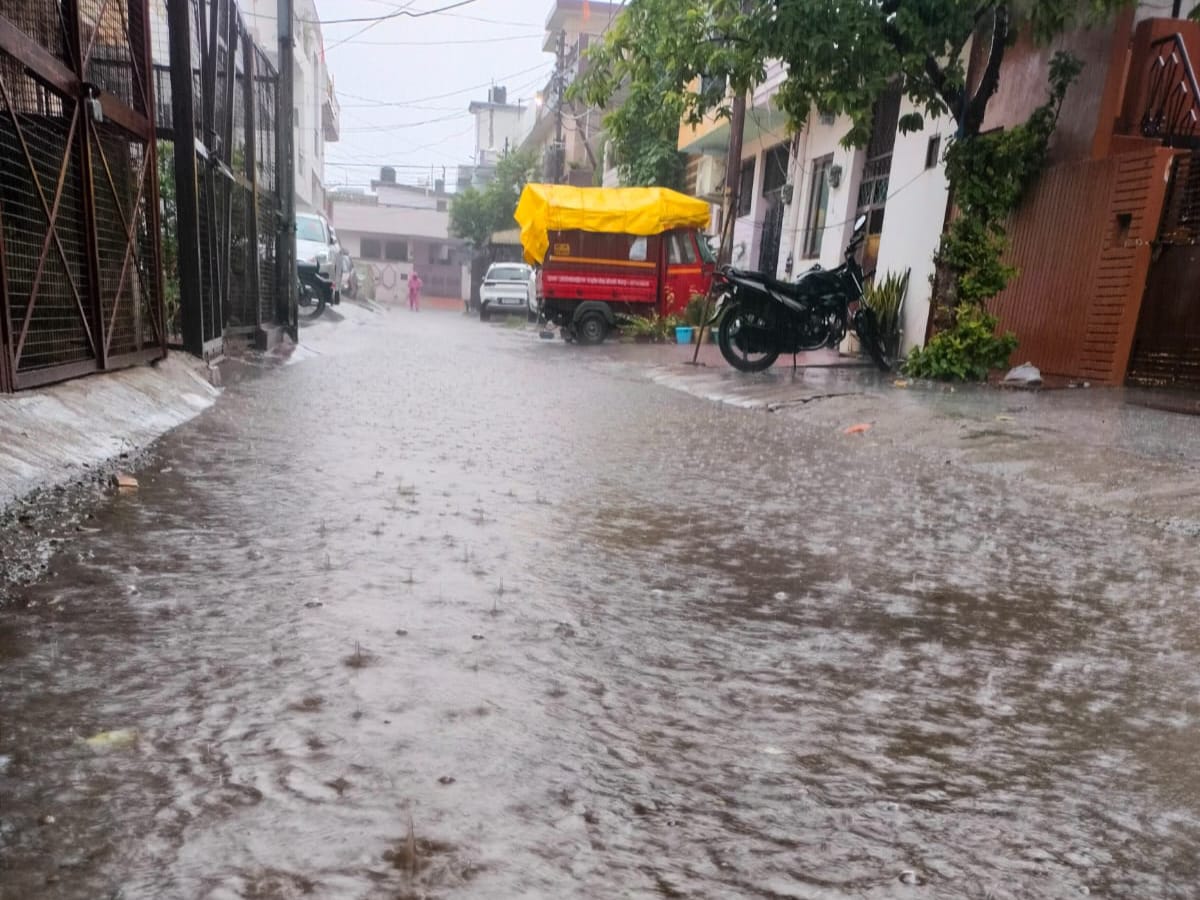 पल्लवपुरम में बारिश के बाद पानी मे डूबी गली