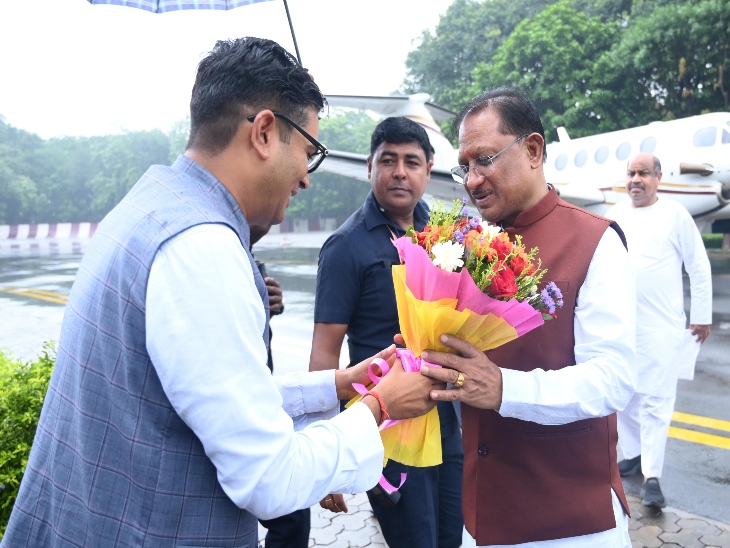 रायगढ़ पहुंचने पर मंत्री ओपी चौधरी ने CM का स्वागत किया।