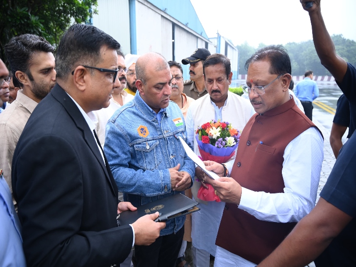 जिंदल एयर स्ट्रीप में पहुंचने पर सीएम का स्वागत हुआ।