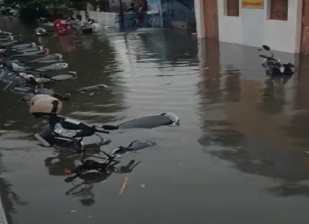 मंदिर परिसर में जलभराव में फंसे 40-45 टू-व्हीलर