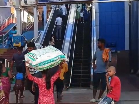 समस्तीपुर जंक्शन पर भीड़ बढ़ गई है।