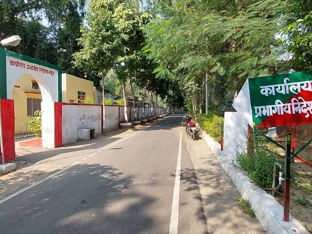 वन विभाग के मथुरा स्थित कार्यालय से बाबू को पकड़ा