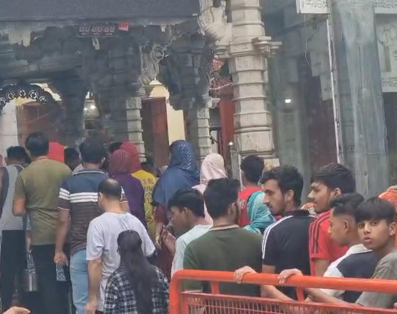 दूधेश्वरनाथ मंदिर में लाइन में लगे शिवभक्त।
