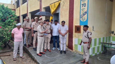 गांव बास बादशाहपुर के प्राइवेट स्कूल में पहुंचकर घटनाक्रम की जानकारी लेते एसपी यशवर्धन।