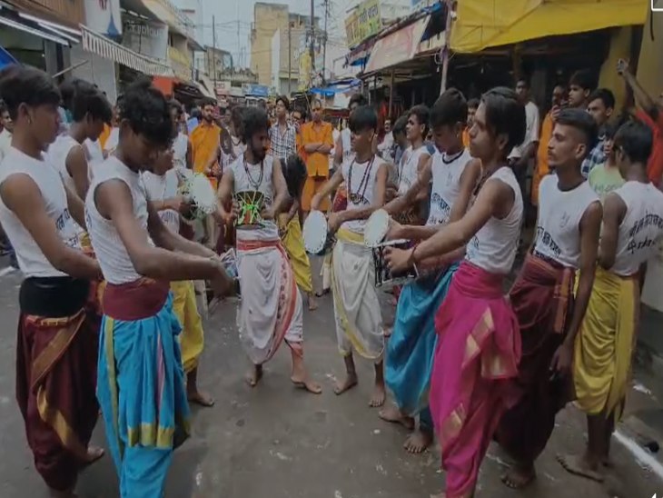 डमरू और झांझ की गूंज के साथ वातावरण शिवमय हो गया।