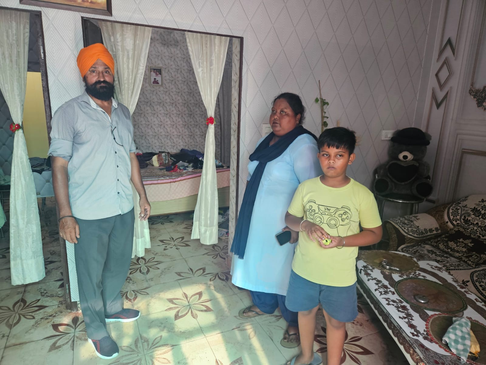 पीड़ित गुरमीत सिंह और उनकी पत्नी चोरी की जानकारी देते हुए।