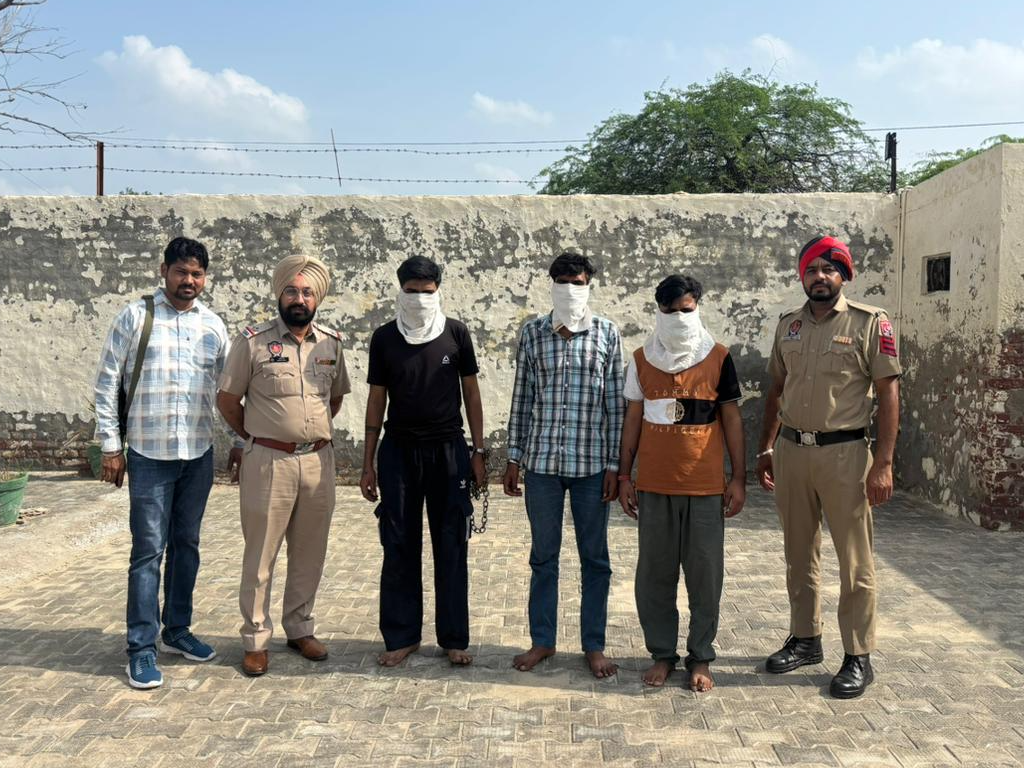 पुलिस की गिरफ्त में आरोपी। - Dainik Bhaskar