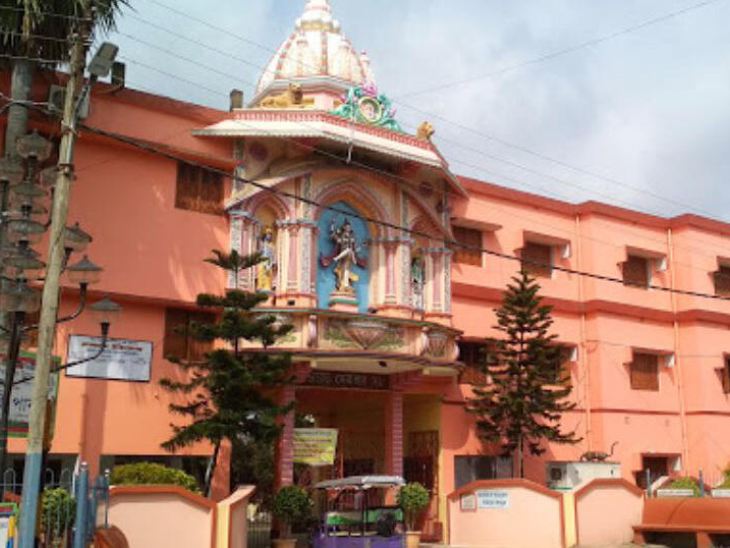 ये मुर्शिदाबाद के बेलडांगा में कार्तिक महाराज के भारत सेवाश्रम संघ आश्रम की तस्वीर है, जहां आदिवासी आवासीय विद्यालय में विक्टिम को बयान के मुताबिक रखा गया था।