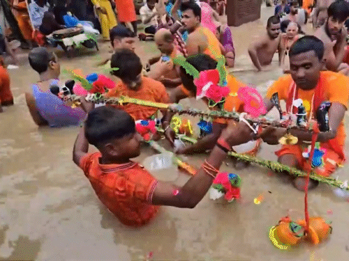बनारस में शिव भक्तों ने कांवड़ भरी।
